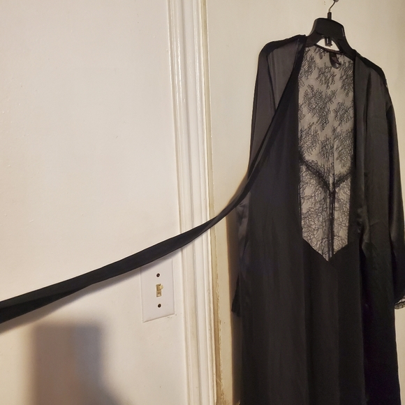 Exquisite Victoria's Secret Robe - Picture 6 of 6